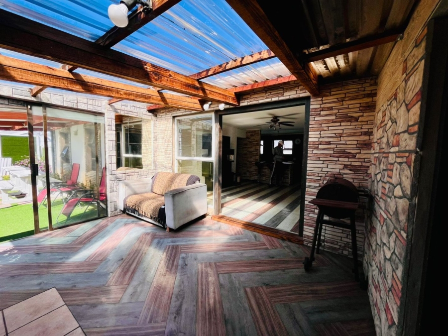 4 Bedroom Property for Sale in Wavecrest Western Cape